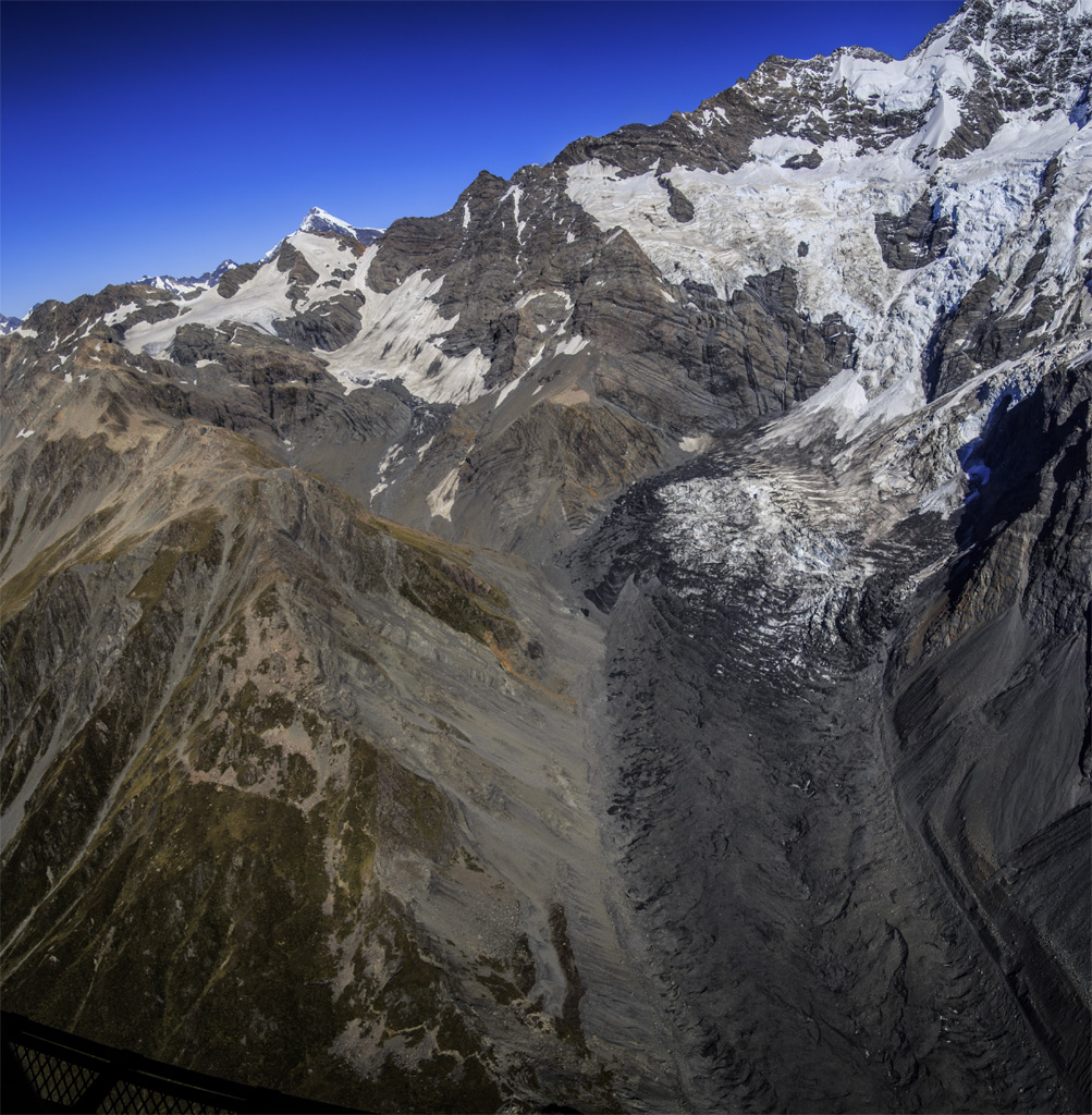 Вертолётная заброска на ледник Гранд Плету (Grand Plateau Glacier).<br>Слева вверху перевал Ball Pass и справа внизу ледник Ball Glacier, расположенные в хребте южнее горы Кука (Mount Cook). Это был наш запасной вариант в виде горного трека вместо восхождения на гору Кука.