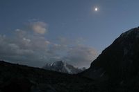 Восход луны над нашим лагерем под перевалом Караказык.