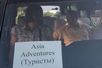 Путешествие по Узбекистану. Такая вот табличка на лобовом стекле нашего микроавтобуса действует как настоящая охранная грамота от всех представителей местной власти на дорогах.