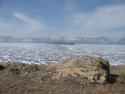 Пролив малое море, вдали остров Забогой