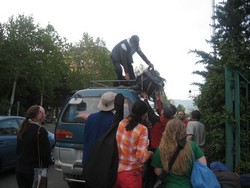 Приехали в Тбилиси. Выгружаемся у гостиницы.
