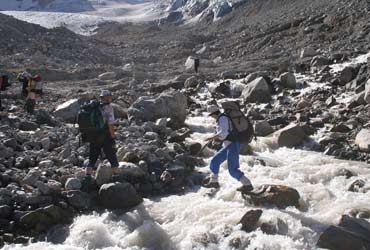 Фото 4. Переправа через один из истоков реки Адылсу.