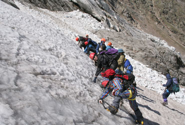 Фото 5. Тренировка на леднике Джанкуат - закручиваем ледобуры.