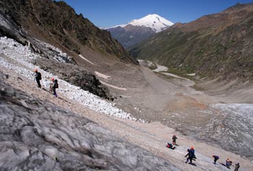 Фото 6. Тренировка на леднике Джанкуат с видом на Эльбрус.