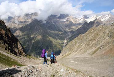 Фото 10. Спуск по морене в долину реки Адырсу.