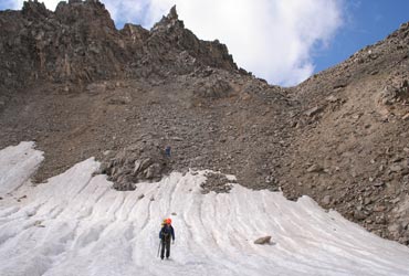 Фото 15. Спуск с перевала Голубева на ледник Северный Башиль.