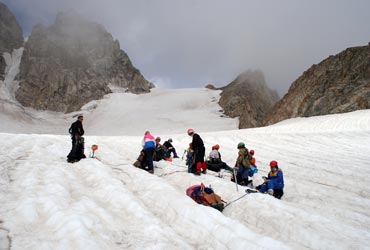 Фото 16. Под перевальным взлётом перевала Грановского (2А).