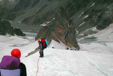 Фото 18. Начало спуска с перевала Грановского - снежное ребро.