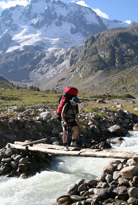 Фото 20. Переправа по мосту через Адырсу.