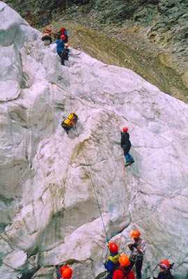 Фото 24. Вторая верёвка на третьей ступени ледопада Гумачи.