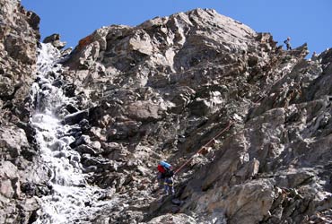 Фото 27. Спуск с перевал Гумачи. Скальный кулуар.
