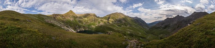 Круговая панорама выше крутого взлёта от озера Голубое.