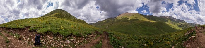 Круговая панорама с дороги на Загеданском хребте после сруска с перевала Речепста.