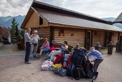Заехали на удачу в отель "Архыз Palace". Ждём, когда нам приготовят номера.