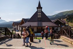 Купили билеты и идём к нижней станции канатной дороги в Верхнем Архызе.