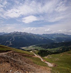Вид с верхней части дороги на Верхний Архыз.