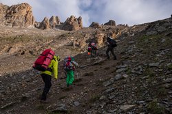 Подъём по крутой тропе на седловину перевала Федосеева 1А.