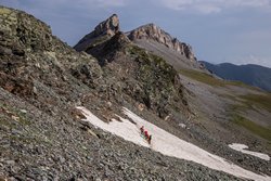 Подъём по снежнику к седловине перевала Агур.