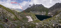 Спуск к месту обеда на скалах юго-западного берега озера Подскальное.