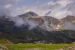 Вид с места обеда у озера Подскальное на перевалы Семнадцати Южный и Северный над озером Лазурное. Там пролегал один из альтернативных вариантов нашего маршрута, от которого мы отказались.