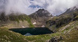 Вид на озеро Подскальное и перевал Мылгвал от места нашего обеда на юго-западном берегу озера.