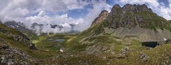 Панорама со спуска на озеро Провальное (слева) и западную оконечность озера Подскальное (справа).