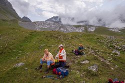 Отдых на спуске к озеру Кяфар. Сзади видны скальные выходы, из-за которых лучше придерживаться проложенных между ними троп.