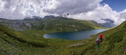После крутого спуска по ручью вышли на верхнюю тропу вдоль озера Кяфар.