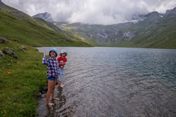 Полдня отдыхаем на берегу озера Кяфар. Вода в озере для купания холодновата, но помочить в ней ноги во время дневной жары приятно.