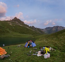 Ясное утро на озере Кяфар. Дежурные готовят завтрак.