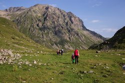 Спуск вдоль реки Кяфар в расширении долины.