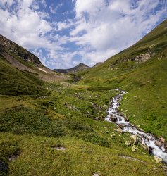 Водопады в среднем течении реки Кызылчук.