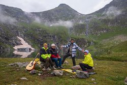 Собираемся ужинать в лагере на озере Голубое.