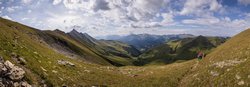 Панорама с тропы на спуске с перевала Речепста в долину реки Архыз.