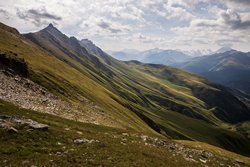 Крутые южные склоны хребта Абишира-Ахуба.