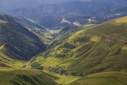 Вид со спуска налево и вниз по долине реки Архыз. Нам надо туда, к новому мосту на строящейся трассе через перевал Пхия. Но тропа ведёт пока в другую сторону.