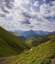 Начало крутого участка спуска с перевала Речепста по осыпям в сухом русле.