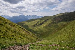 Ниже склон становится положе, а в русле появляется маленький ручей.