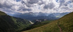 Срезаем по тропе ушедшую куда-то вверх петлю дороги на восточной оконечности Загеданского хребта.