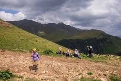 Отдыхаем на дороге перед началом длинного спуска с Загеданского хребта.
