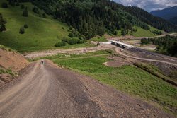 Крутой спуск к новому мосту на строящейся дороге Архыз - Пхия.