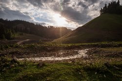 Вид на закат из лагеря возле нового моста через реку Архыз на строящейся дороге к перевалу Пхия.