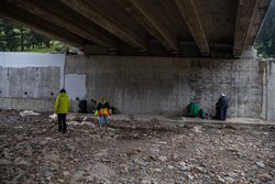Утренний дождь заставил заканчивать сборы под новым мостом.