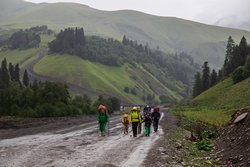 Идём по дороге в Верхний Архыз. Сзади видна крутая дорога, по которой мы вчера спустились с Загеданского хребта.