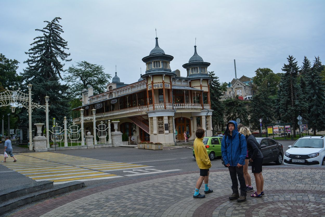 Оставшиеся гуляют по Пятигорску. Парк Цветник.