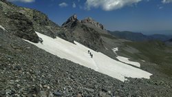 Подъём по снежнику к седловине перевала Агур.