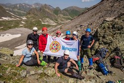 Группа на перевале Агур 1А 2983 м. Вид на запад в сторону перевала Мылгвал и озера Продольное.