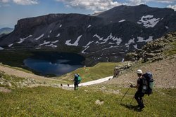 Крутые склоны на спуске от перевала Агур Северный к озеру Турье.