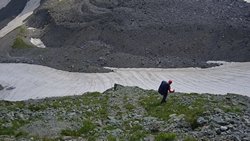 Начало спуска с перевала Турий (Двойной Северный) по крутым осыпям.