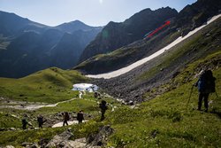 С утра продолжаем спуск по долине. Ищем отворот к перевалу Московский (красная стрелка).